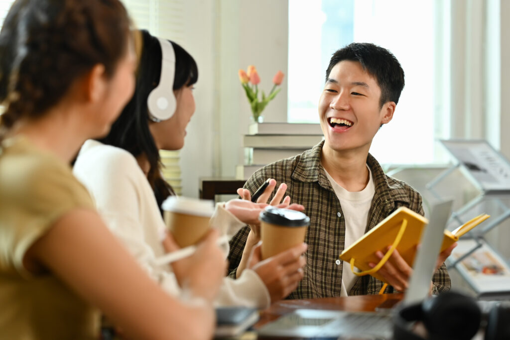 영어로 대화하는 세 명의 청년들